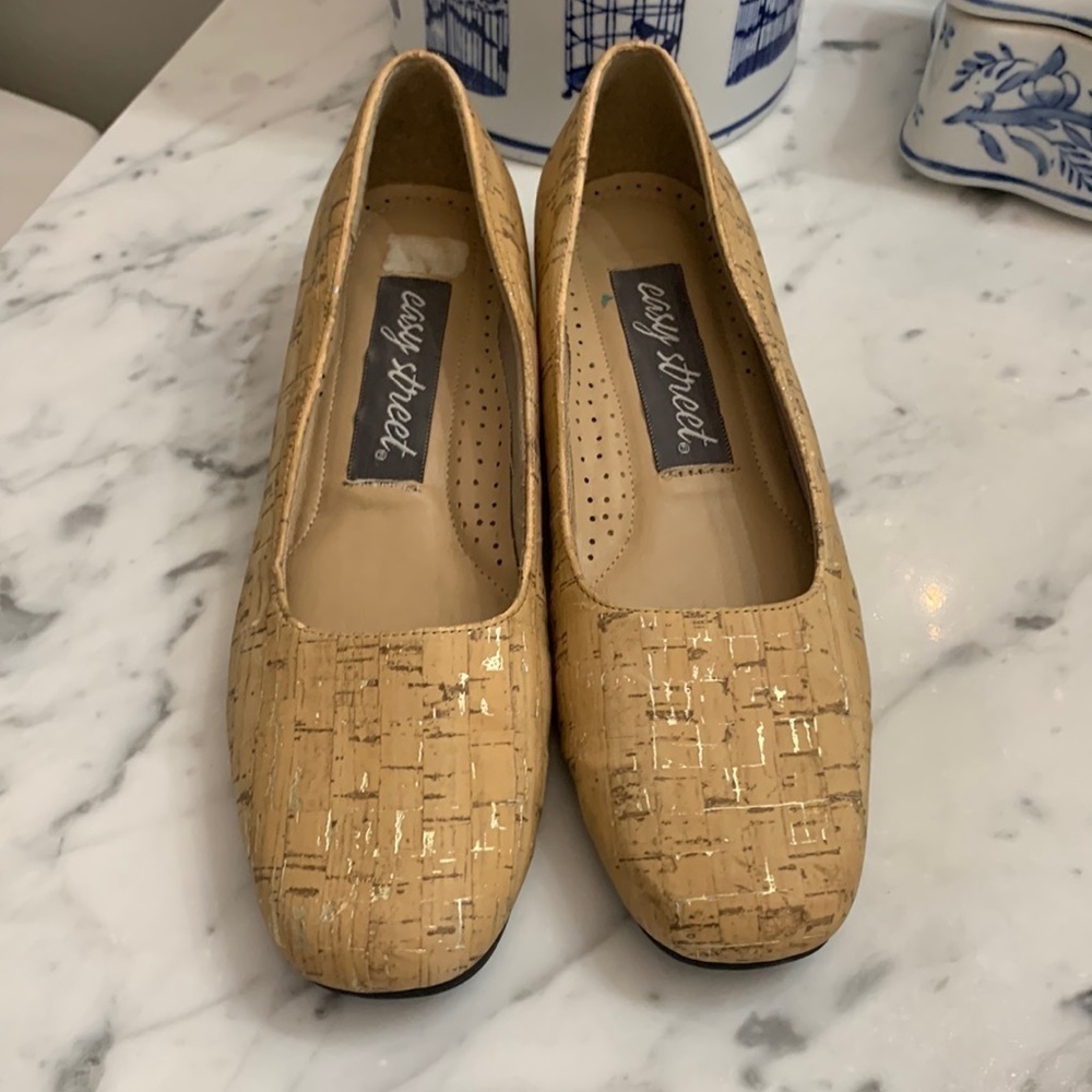 Easy Street cork pumps low heel 7M on trend padded footbed worn a few times 1”
